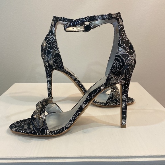 Nwot Guess Floral Ankle Strap Heel Sandal - Picture 3 of 13